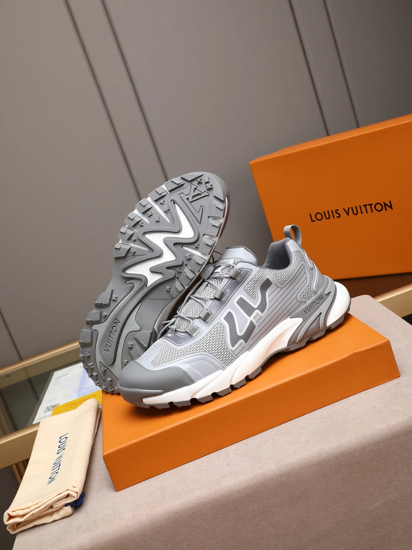 Men's Men's Shoes 💰640 LV Louis Vuitton L Jialu Brand Runner Tatic Series Thick-soled Casual Sports Shoes Running Shoes This LV Runner Tatic sports shoe combines technical materials such as mesh fabric and ribbons to interpret the inspiration of traditional mountaineering shoes. LV letters are written on one side, the lariat buckle of the quick lacing system is embellished with Monogram flowers and Louis Vuitton logos, and the light and wear-resistant rubber outsole completes the whole package. The delivery counter is beautifully packaged🛍📦 ▪️Fabrics: Original imported custom technical fabric + mesh ▪️Inner lining: Original custom-made breathable mesh ▪️Sole: Original open-molded anti-slip rubber combination material ▪️Sole thickness: 4CM ▪️Size: Men's size 38-44, (45 must be customized)